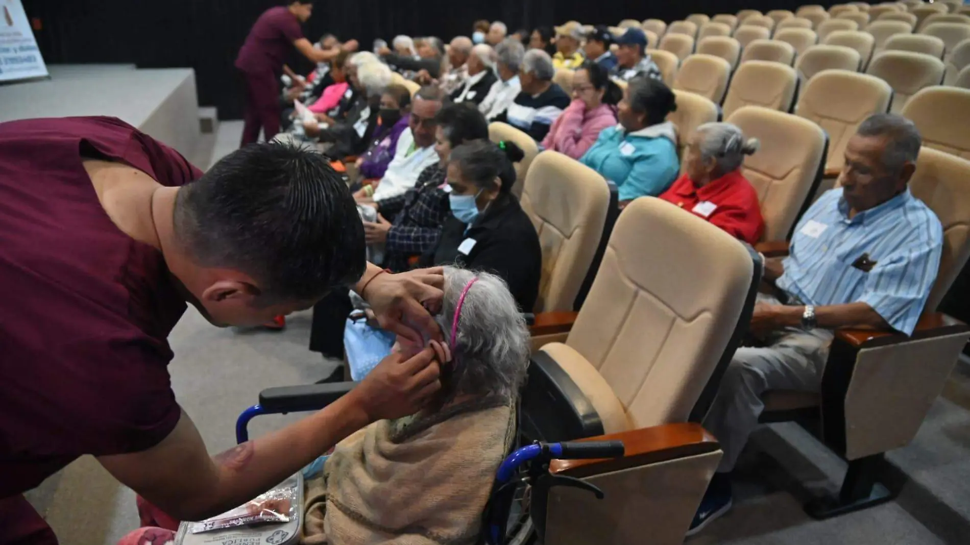 Colocaron el aparto auditivo a Doña Hipólita 